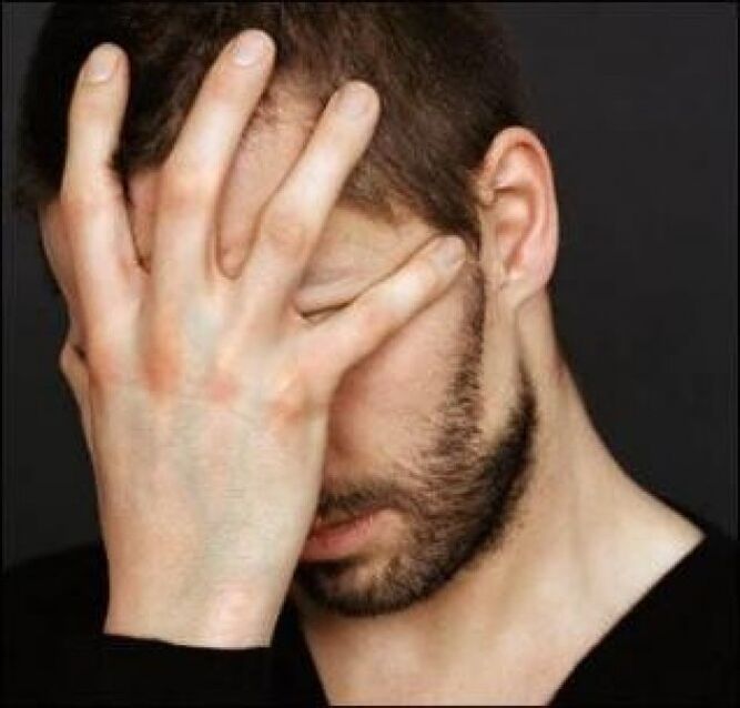 e Mann denkt un d'Behandlung vu Prostatitis