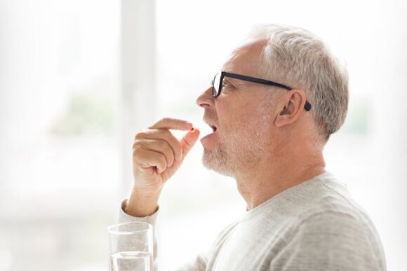 e Mann hëlt en Antibiotikum fir Prostatitis